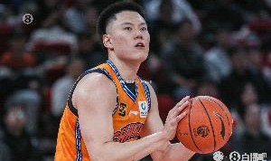 yl23455永利平台-尽力支撑！李弘权半场7中3拿到10分6板1助1断1帽