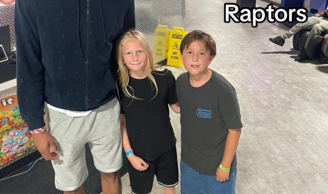 各位老哥能认出吗？网友晒出在球馆与猛龙球星英格拉姆的合照